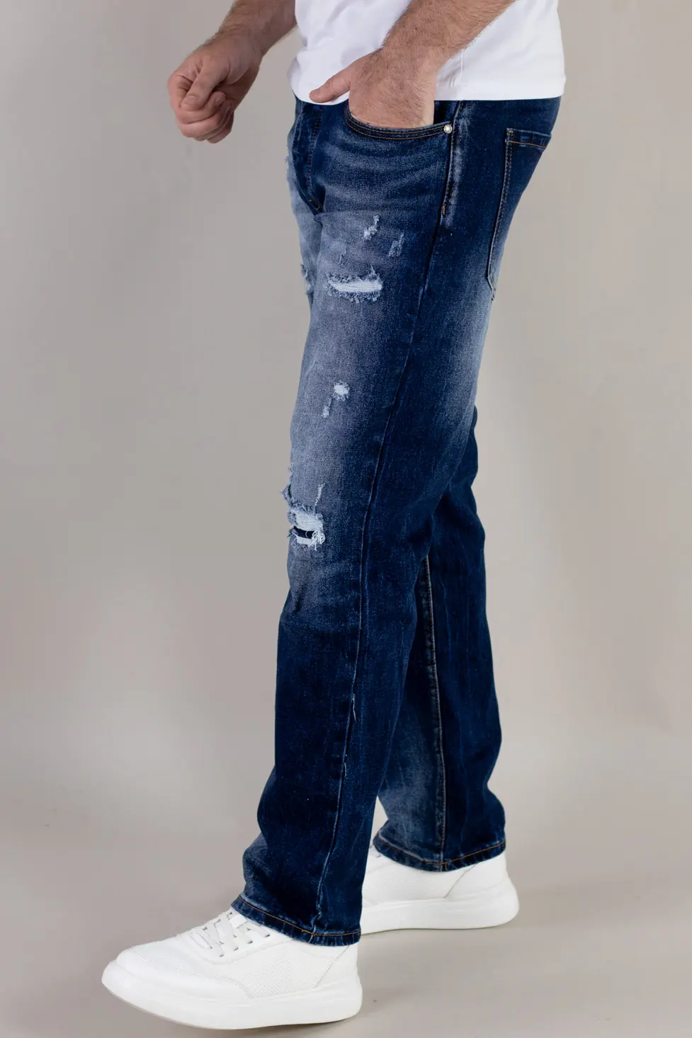 Blugi barbati cu rupturi regular fit [3]