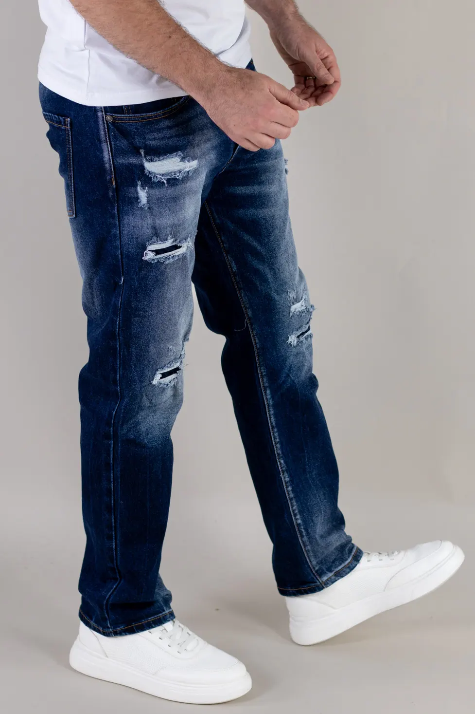 Blugi barbati cu rupturi regular fit [4]