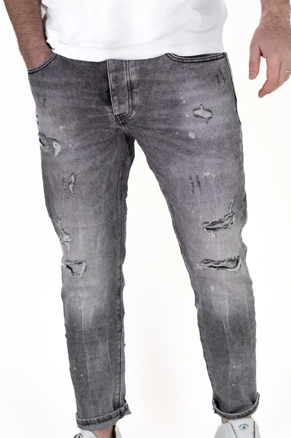Blugi barbati slim fit gri cu rupturi si pete de vopsea [7]