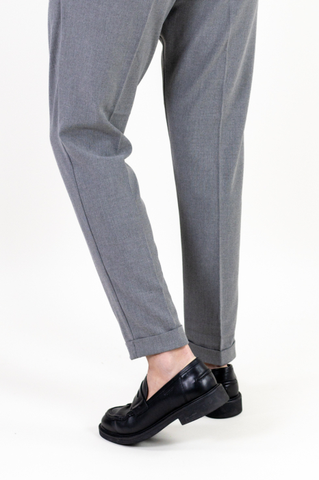 Pantaloni gri eleganti cu pense [8]