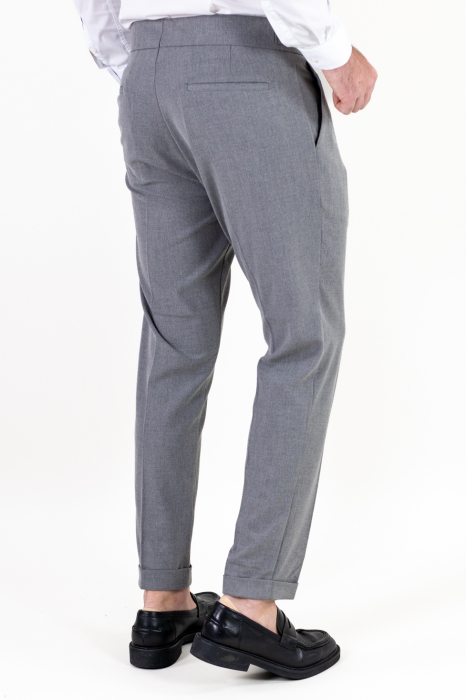 Pantaloni gri eleganti cu pense [9]