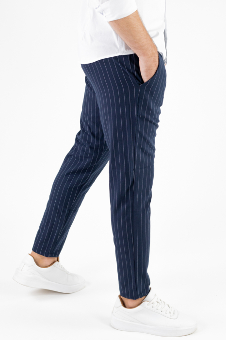 Pantaloni bleumarin casual cu dungi albe [5]