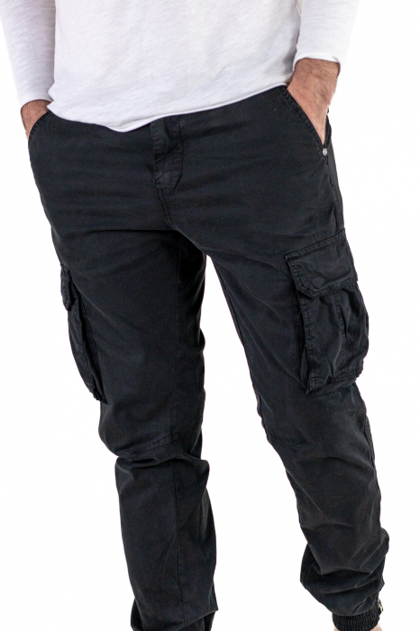 Pantaloni negri cu buzunare slim fit si fermoar la glezna [4]