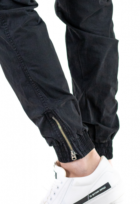Pantaloni negri cu buzunare slim fit si fermoar la glezna [2]