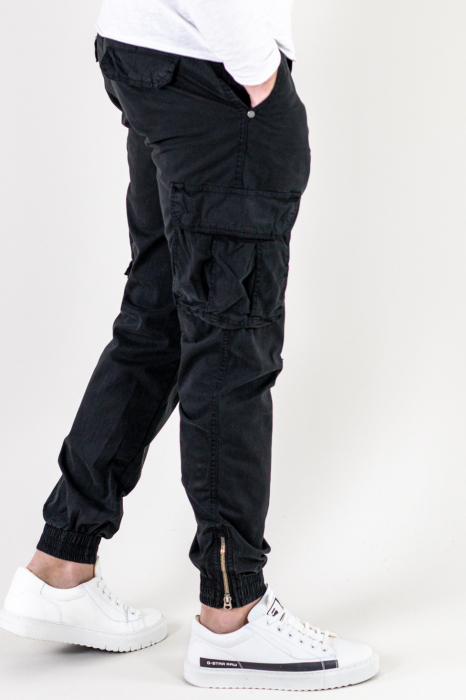 Pantaloni negri cu buzunare slim fit si fermoar la glezna [7]