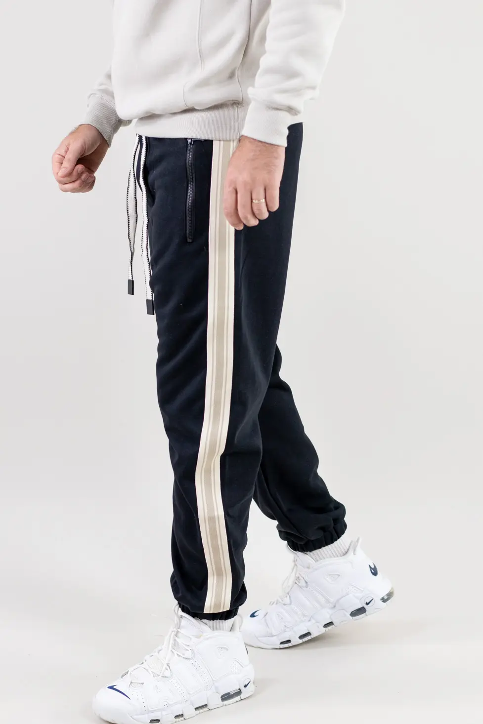 Pantaloni trening bărbați baggy negri cu dungi [4]