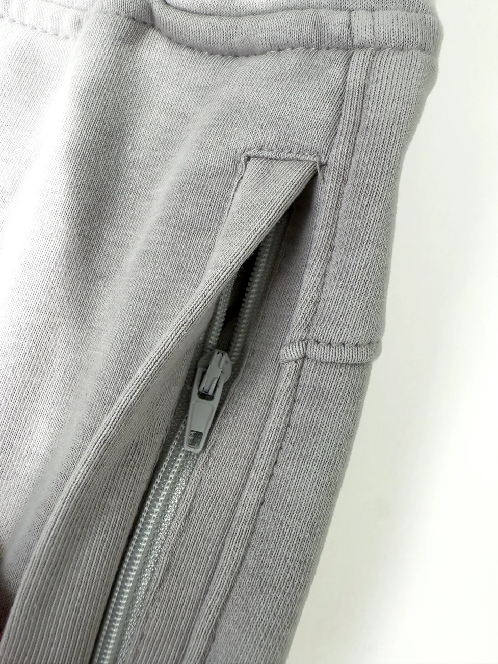Pantaloni scurți bermude bărbați – casual, sport, gri, cu buzunare cu fermoar [4]