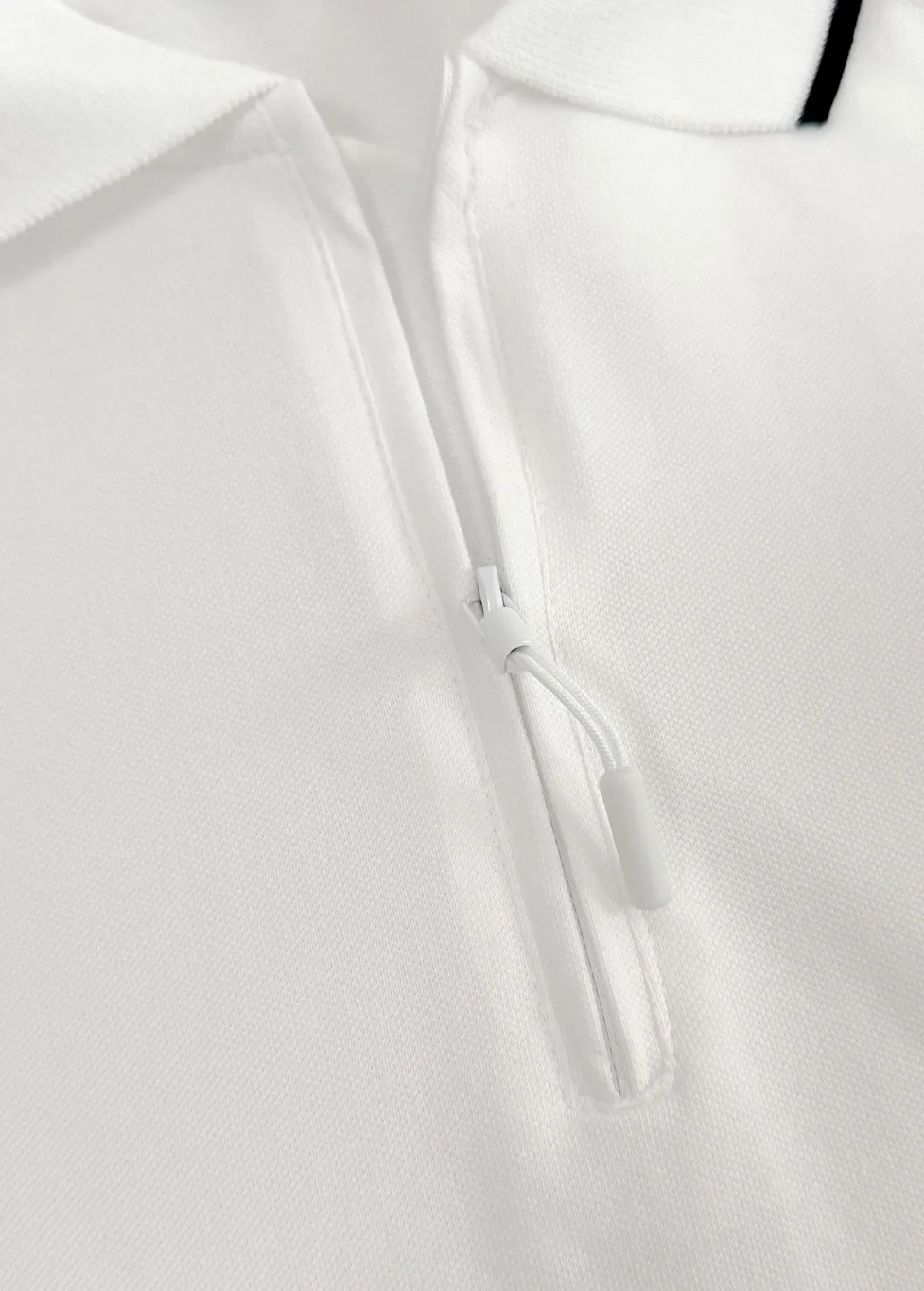 Tricou Polo Alb cu fermoar și detalii negre – Eleganță Casual la Superlativ [6]