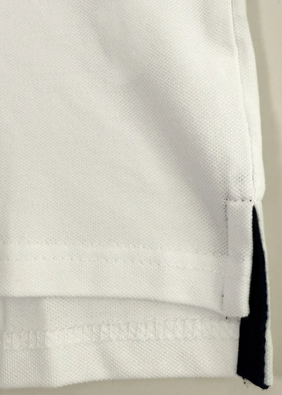 Tricou Polo Alb cu fermoar și detalii negre – Eleganță Casual la Superlativ [8]