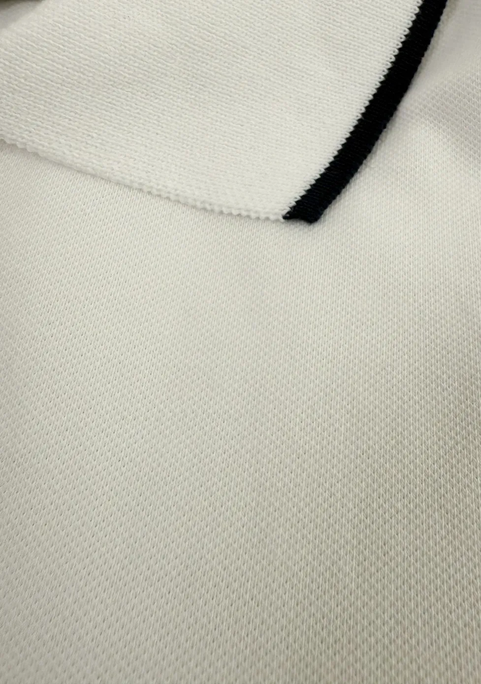 Tricou Polo Alb cu fermoar și detalii negre – Eleganță Casual la Superlativ [5]