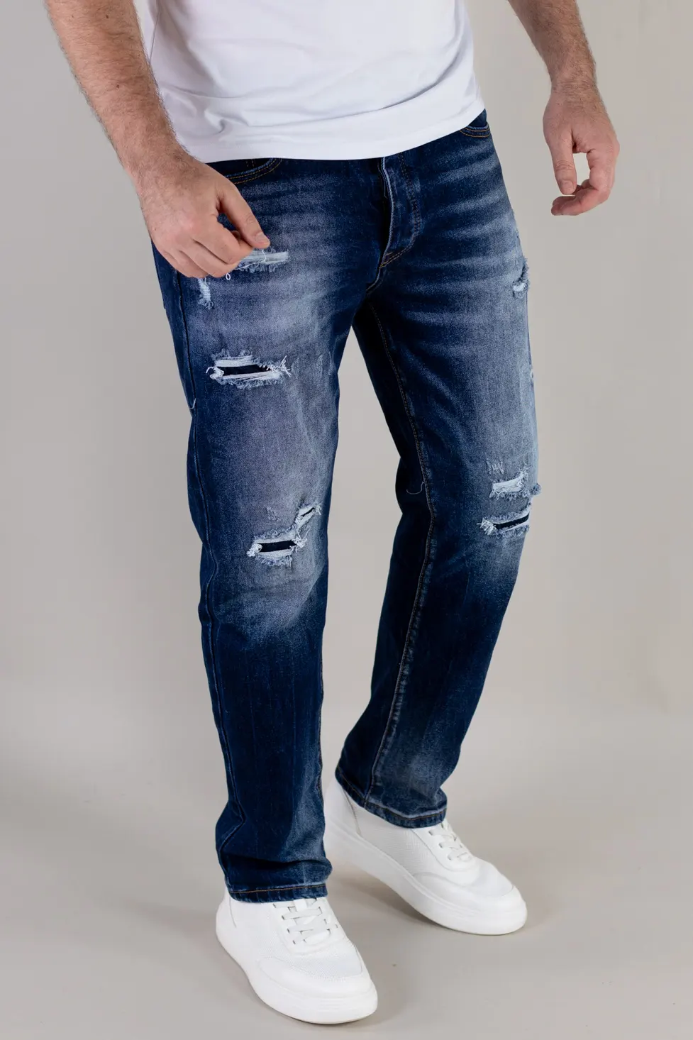 Noutati - Blugi barbati cu rupturi regular fit