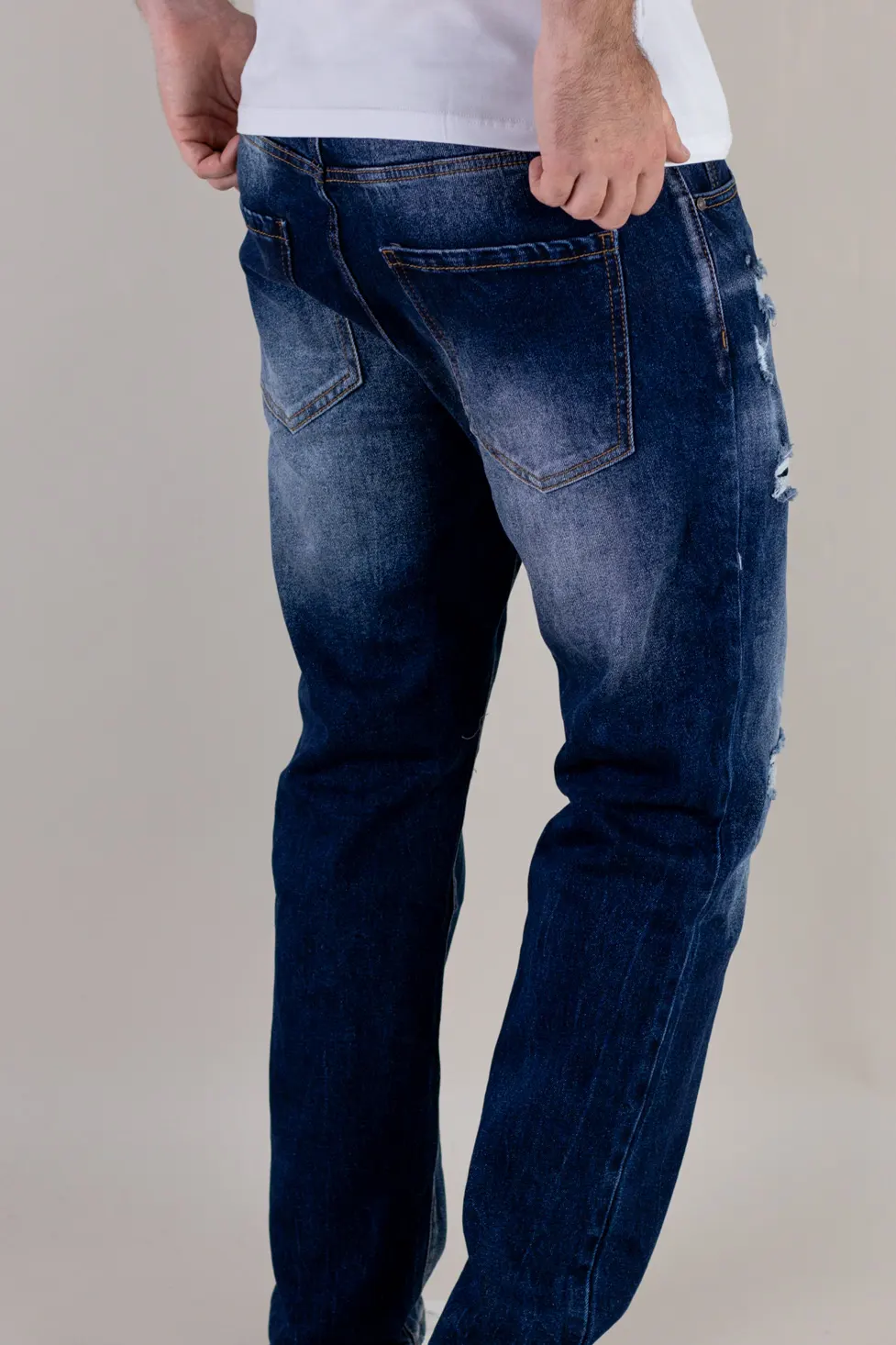 Blugi barbati cu rupturi regular fit [4]
