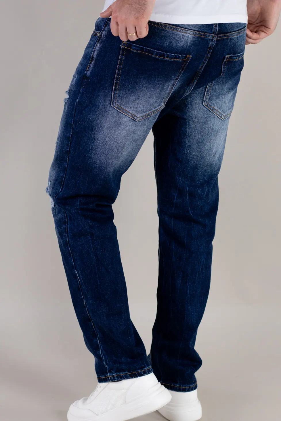 Blugi barbati cu rupturi regular fit [5]