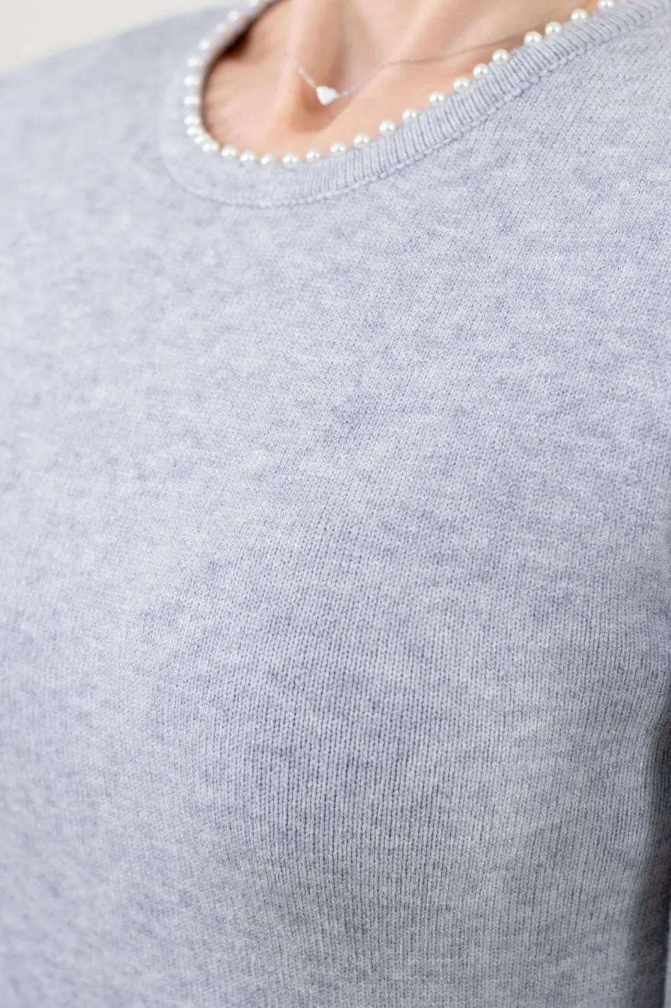 Bluză din tricot cu perle la guler – eleganță, stil și confort feminin [1]