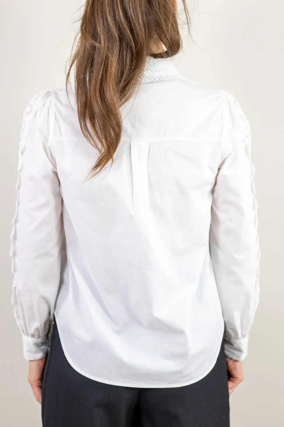 Cămașă elegantă cu dantelă pentru femei – model cu nasturi frontali [9]