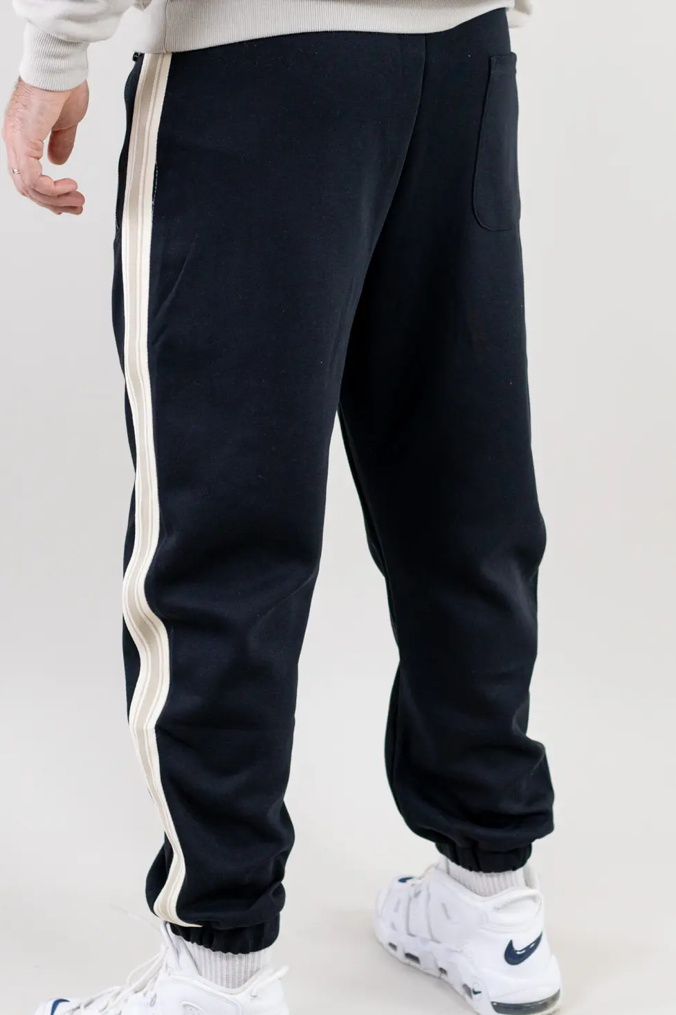 Pantaloni trening bărbați baggy negri cu dungi [7]