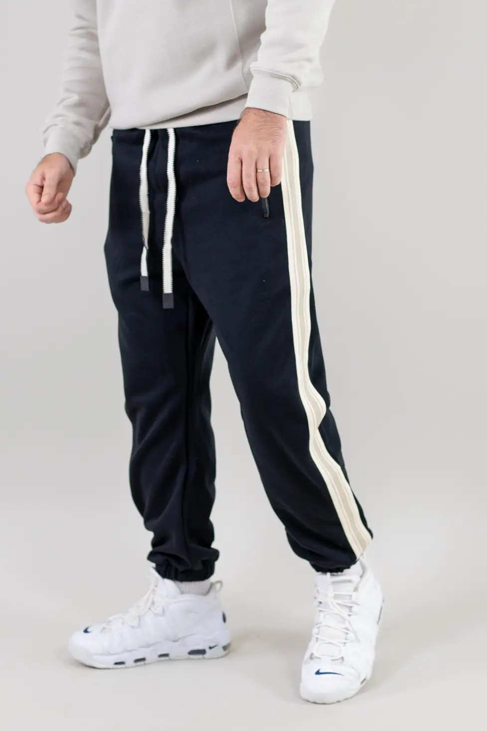 Pantaloni trening bărbați baggy negri cu dungi [2]