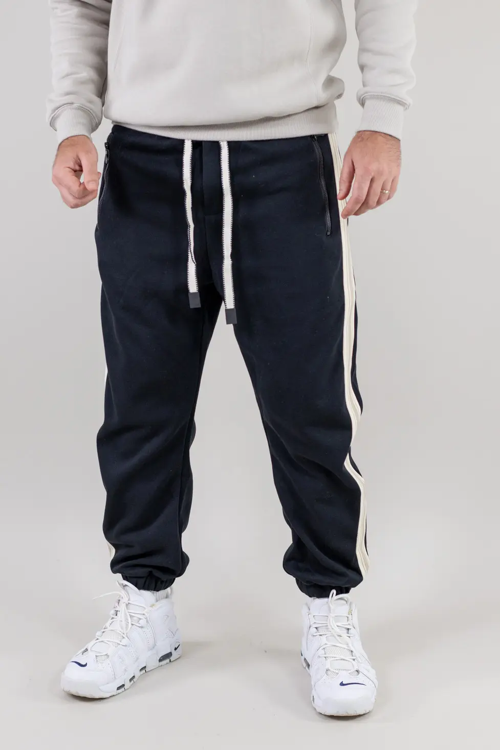 Pantaloni trening bărbați baggy negri cu dungi [5]