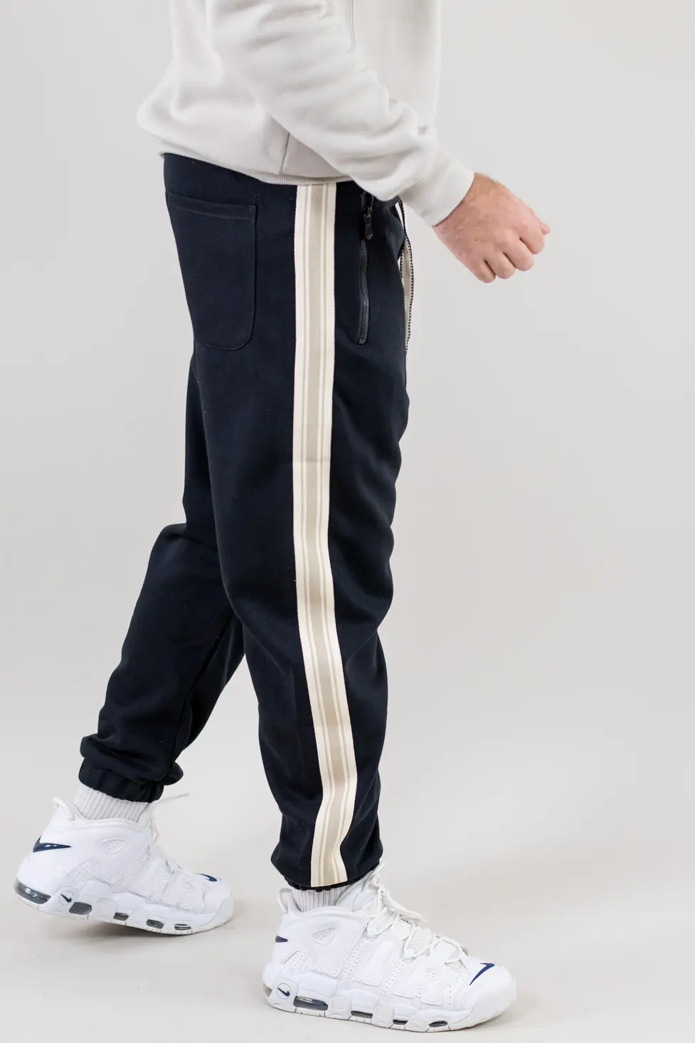 Pantaloni trening bărbați baggy negri cu dungi [4]