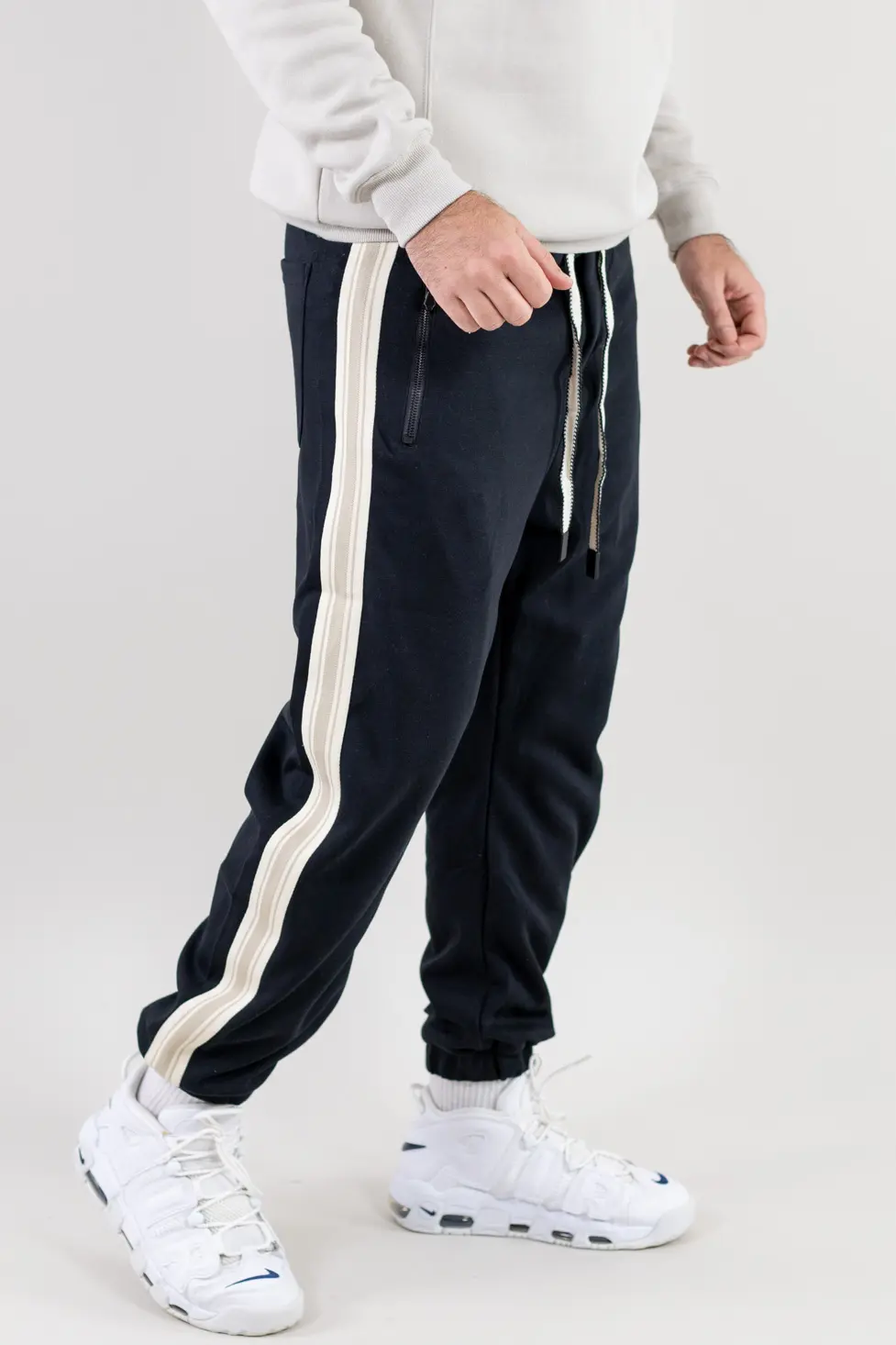 Pantaloni trening bărbați baggy negri cu dungi [1]
