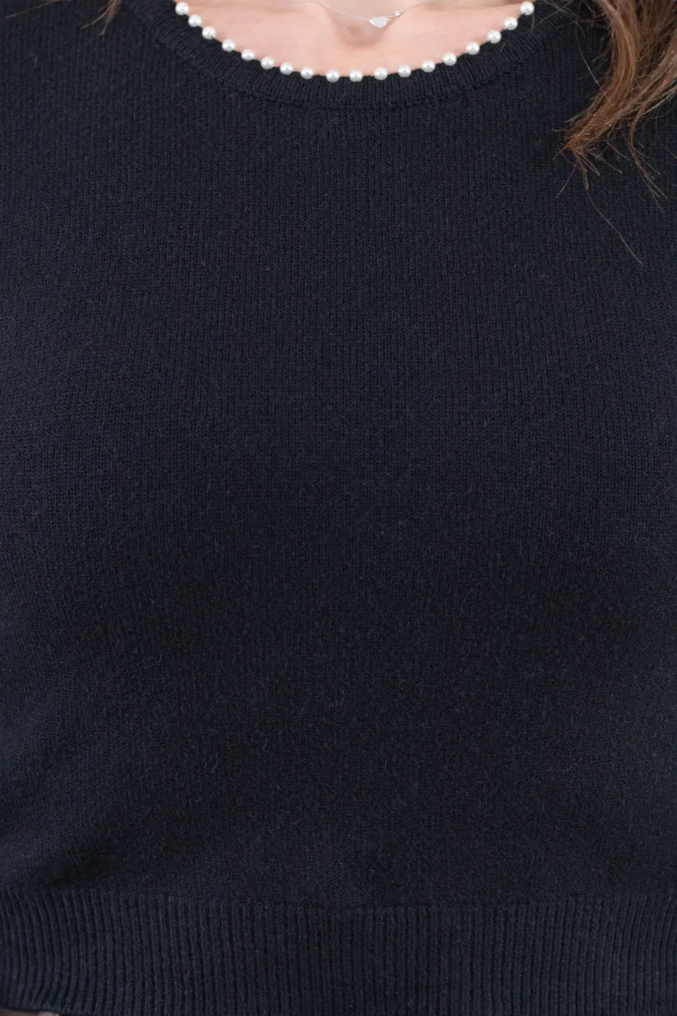 Bluză din tricot cu perle la guler – eleganță, stil și confort feminin [1]