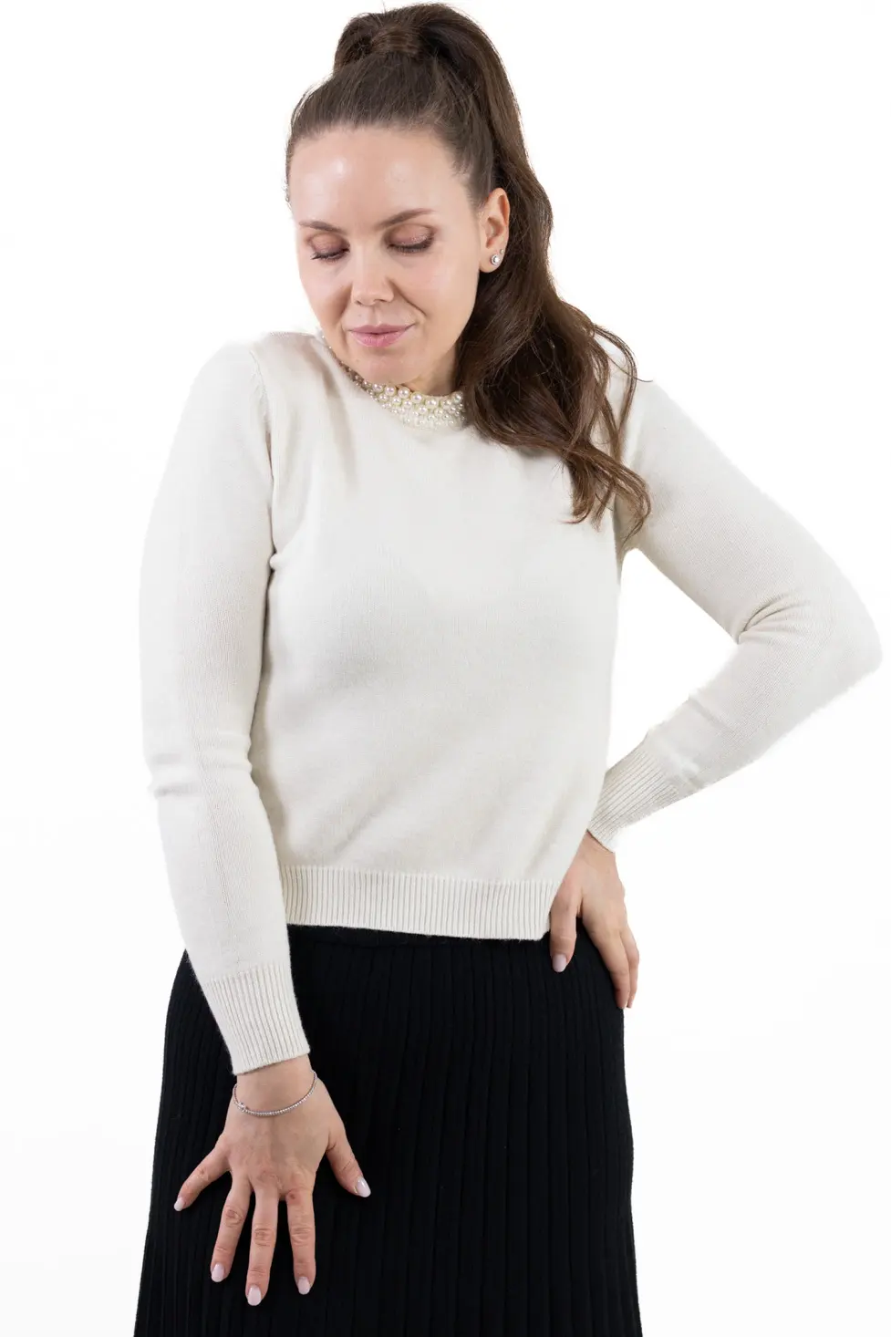 Colecția Actuală - Pulover damă tip cașmir cu perle aplicate la guler – Maxwear